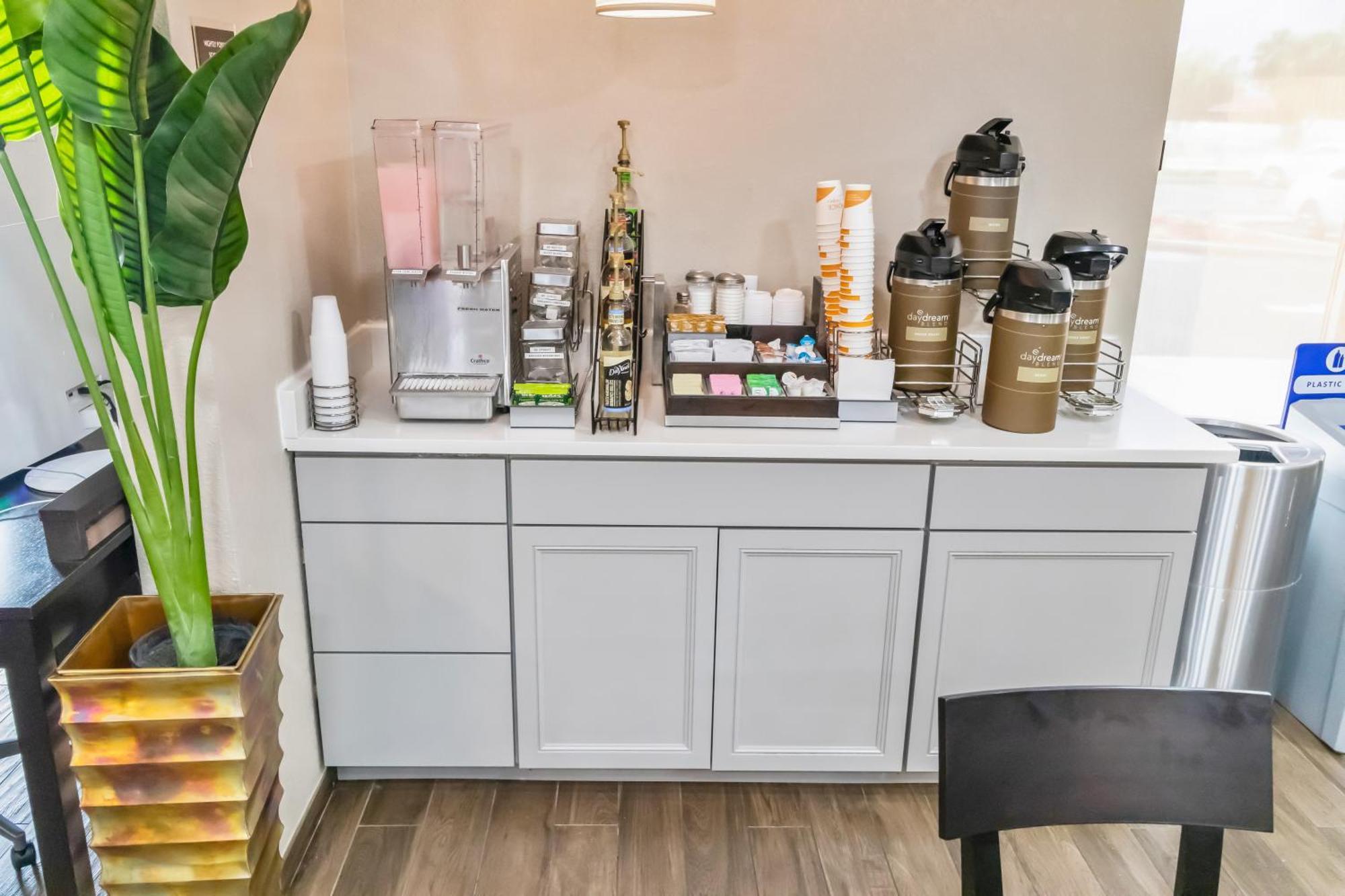 Suburban Studios By Choice Hotels - Award Winning - New 2024 - Walk To Eateries & Grocery - Ultra Sparkling - Garden Rooms - Designer Lighting & Right Off I-95 - Proudly An All American Managed Property Brunswick Exteriér fotografie