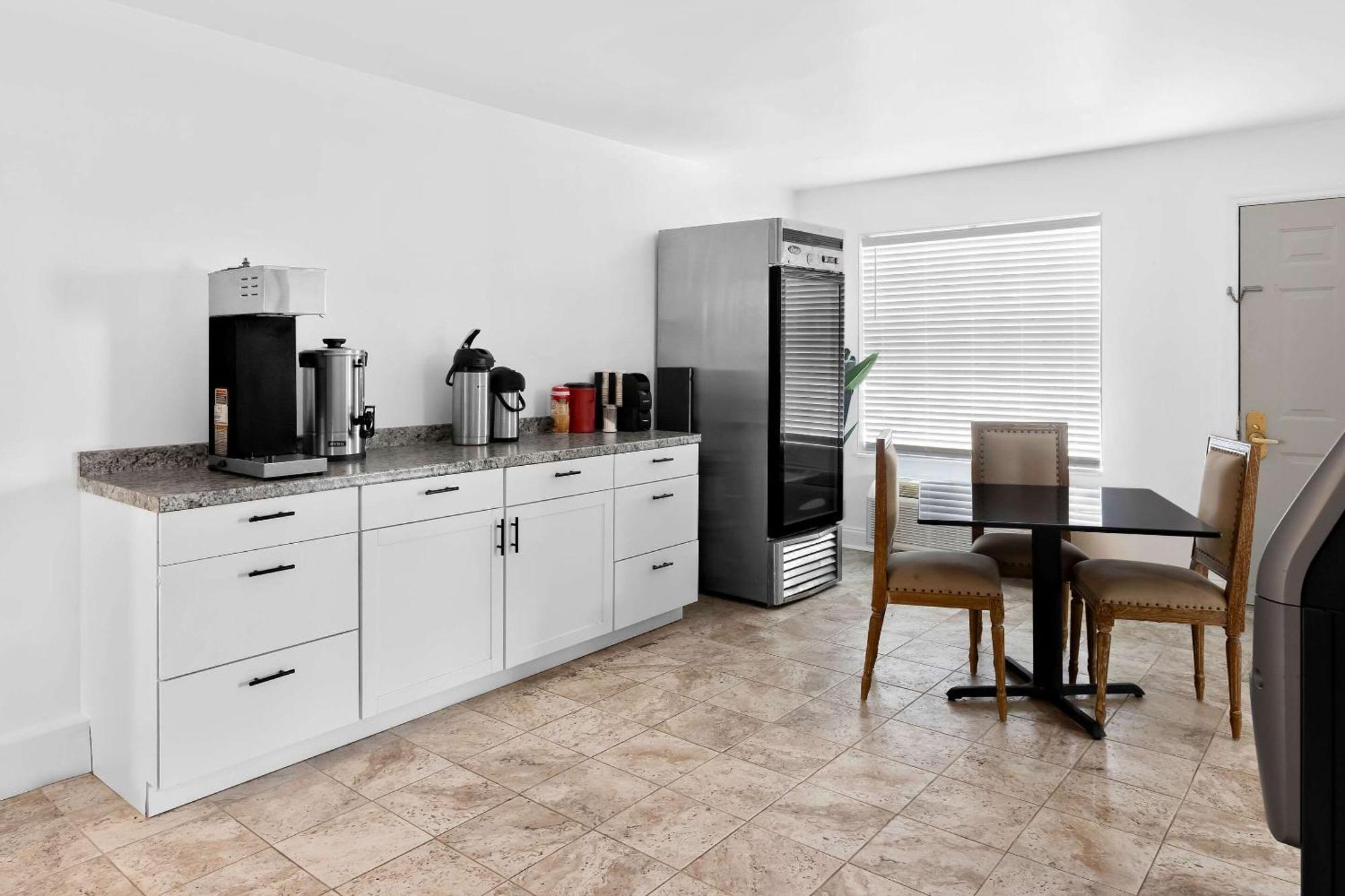Suburban Studios By Choice Hotels - Award Winning - New 2024 - Walk To Eateries & Grocery - Ultra Sparkling - Garden Rooms - Designer Lighting & Right Off I-95 - Proudly An All American Managed Property Brunswick Exteriér fotografie